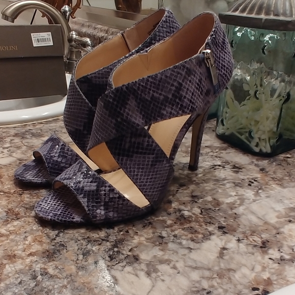 ENZO ANGIOLINI EAMETZ GREY SNAKESKIN HEEL - Picture 3 of 16